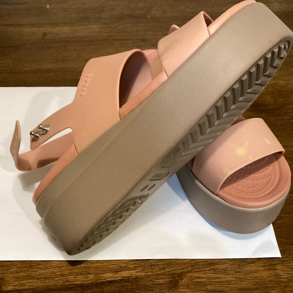 CROCS Tan and Pink Sandals with Modern Design - Picture 3 of 6